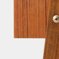 スウェーデン製のこちらのサイドチェストは、チーク材の美しい木目とビーチ材の脚部を組み合わせた軽やかな構成が魅力で、前板にあしらわれたゴールド色のメタルの取手が上品なアクセントを添える北欧ビンテージ品です。引き出しに加えて下段にはオープンシェルフが設けられ、ベッドサイドやリビングのサイドテーブルとして実用性高くお使いいただけます。細身のフレームでありながらしっかりとした造りで、経年により深まった木肌の風合いが空間に温かさと落ち着きをもたらす一台です。