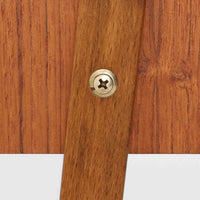 スウェーデン製のこちらのサイドチェストは、チーク材の美しい木目とビーチ材の脚部を組み合わせた軽やかな構成が魅力で、前板にあしらわれたゴールド色のメタルの取手が上品なアクセントを添える北欧ビンテージ品です。引き出しに加えて下段にはオープンシェルフが設けられ、ベッドサイドやリビングのサイドテーブルとして実用性高くお使いいただけます。細身のフレームでありながらしっかりとした造りで、経年により深まった木肌の風合いが空間に温かさと落ち着きをもたらす一台です。