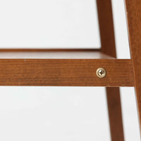 スウェーデン製のこちらのサイドチェストは、チーク材の美しい木目とビーチ材の脚部を組み合わせた軽やかな構成が魅力で、前板にあしらわれたゴールド色のメタルの取手が上品なアクセントを添える北欧ビンテージ品です。引き出しに加えて下段にはオープンシェルフが設けられ、ベッドサイドやリビングのサイドテーブルとして実用性高くお使いいただけます。細身のフレームでありながらしっかりとした造りで、経年により深まった木肌の風合いが空間に温かさと落ち着きをもたらす一台です。