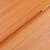 ハンス・J・ウェグナーが手がけ、Andreas Tuck社より製作されたAT33ソーイングテーブルは、天板を広げられる独創的な構造と実用性を兼ね備えた北欧ビンテージを代表する一台です。中央には引き出しと仕切り付き収納、下部にはラタンバスケットを備え、道具をすっきりと収められる設計が魅力。AT33は複数の素材構成で展開されたモデルですが、こちらは天板にチーク突板材、脚部にオーク無垢材を用いた仕様で、素材のコントラストと軽やかな佇まいが特徴です。異素材を巧みに組み合わせた構造と端正なプロポーションは、使うほどに職人技と経年変化の美しさを実感できます。