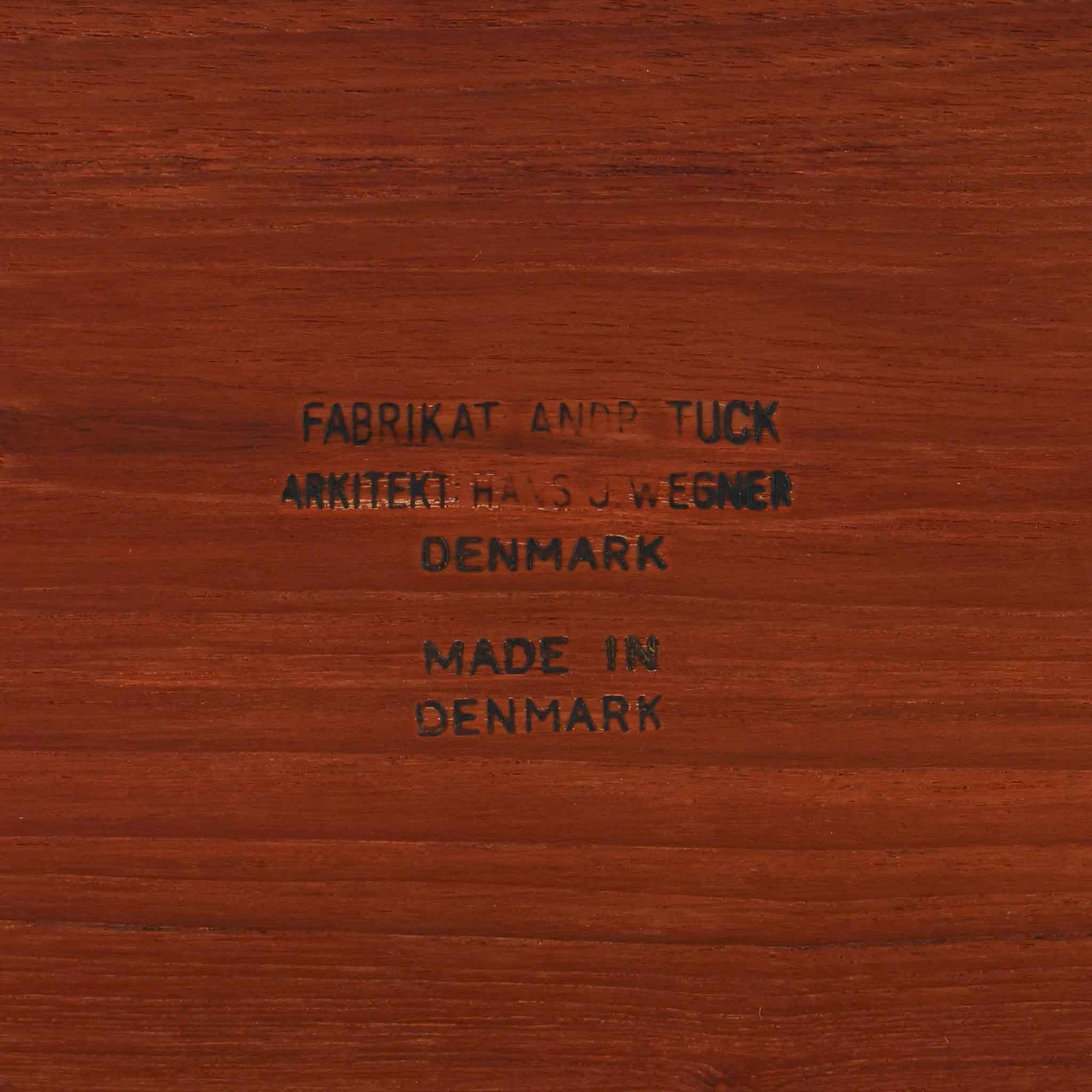 ハンス・J・ウェグナーが手がけ、Andreas Tuck社より製作されたAT33ソーイングテーブルは、天板を広げられる独創的な構造と実用性を兼ね備えた北欧ビンテージを代表する一台です。中央には引き出しと仕切り付き収納、下部にはラタンバスケットを備え、道具をすっきりと収められる設計が魅力。AT33は複数の素材構成で展開されたモデルですが、こちらは天板にチーク突板材、脚部にオーク無垢材を用いた仕様で、素材のコントラストと軽やかな佇まいが特徴です。異素材を巧みに組み合わせた構造と端正なプロポーションは、使うほどに職人技と経年変化の美しさを実感できます。