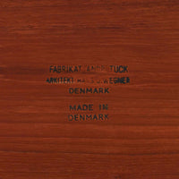 ハンス・J・ウェグナーが手がけ、Andreas Tuck社より製作されたAT33ソーイングテーブルは、天板を広げられる独創的な構造と実用性を兼ね備えた北欧ビンテージを代表する一台です。中央には引き出しと仕切り付き収納、下部にはラタンバスケットを備え、道具をすっきりと収められる設計が魅力。AT33は複数の素材構成で展開されたモデルですが、こちらは天板にチーク突板材、脚部にオーク無垢材を用いた仕様で、素材のコントラストと軽やかな佇まいが特徴です。異素材を巧みに組み合わせた構造と端正なプロポーションは、使うほどに職人技と経年変化の美しさを実感できます。