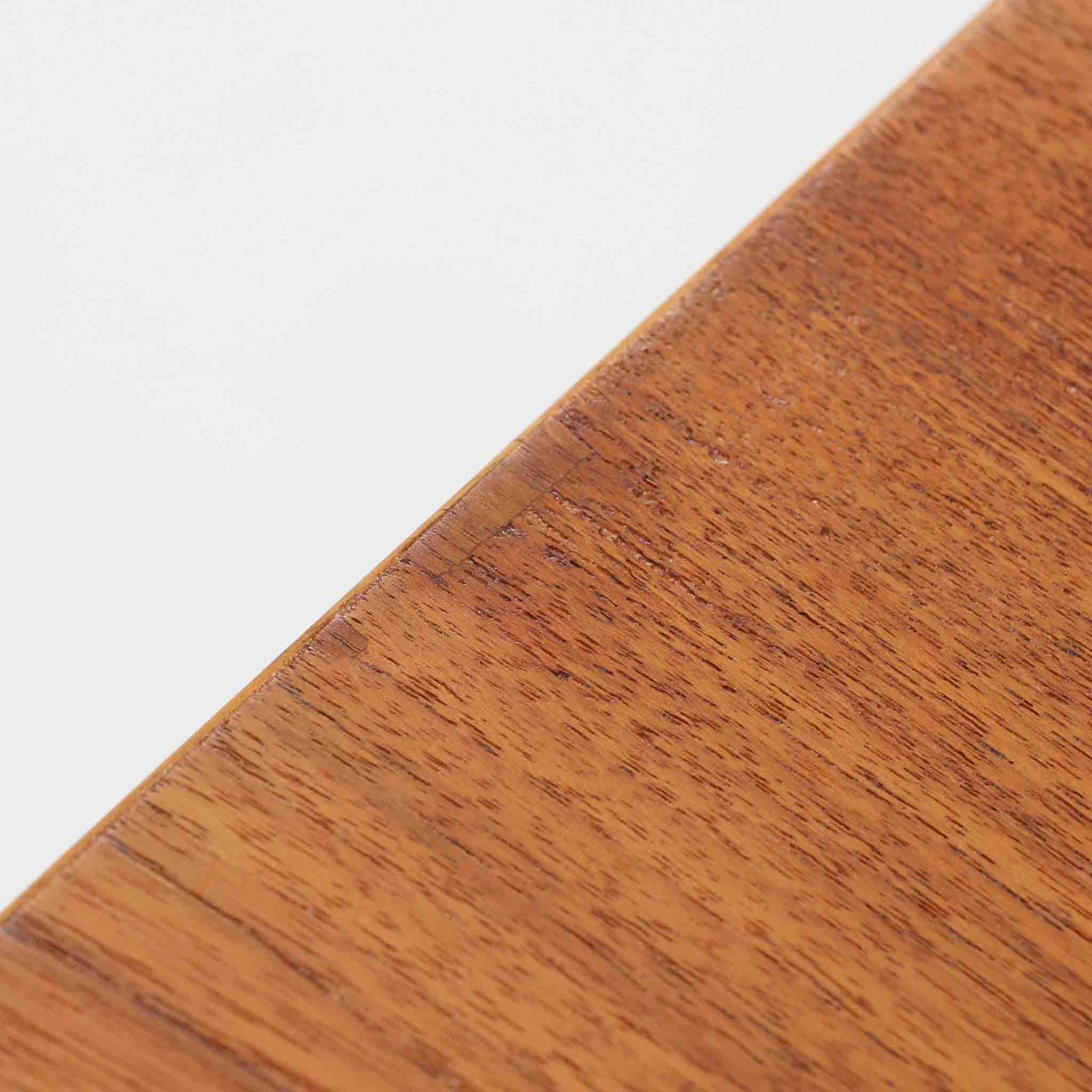 ハンス・J・ウェグナーが手がけ、Andreas Tuck社より製作されたAT33ソーイングテーブルは、天板を広げられる独創的な構造と実用性を兼ね備えた北欧ビンテージを代表する一台です。中央には引き出しと仕切り付き収納、下部にはラタンバスケットを備え、道具をすっきりと収められる設計が魅力。AT33は複数の素材構成で展開されたモデルですが、こちらは天板にチーク突板材、脚部にオーク無垢材を用いた仕様で、素材のコントラストと軽やかな佇まいが特徴です。異素材を巧みに組み合わせた構造と端正なプロポーションは、使うほどに職人技と経年変化の美しさを実感できます。