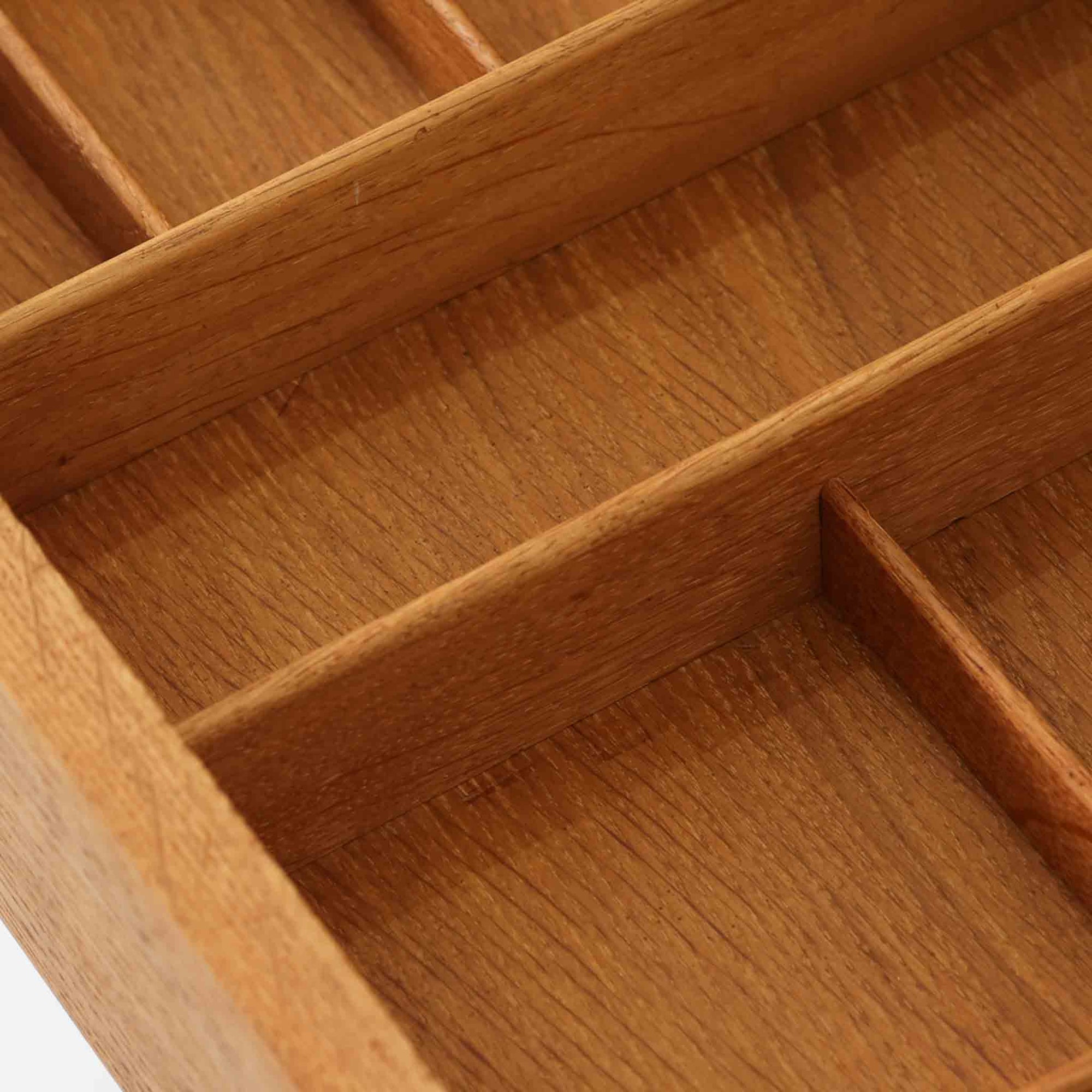 ハンス・J・ウェグナーが手がけ、Andreas Tuck社より製作されたAT33ソーイングテーブルは、天板を広げられる独創的な構造と実用性を兼ね備えた北欧ビンテージを代表する一台です。中央には引き出しと仕切り付き収納、下部にはラタンバスケットを備え、道具をすっきりと収められる設計が魅力。AT33は複数の素材構成で展開されたモデルですが、こちらは天板にチーク突板材、脚部にオーク無垢材を用いた仕様で、素材のコントラストと軽やかな佇まいが特徴です。異素材を巧みに組み合わせた構造と端正なプロポーションは、使うほどに職人技と経年変化の美しさを実感できます。