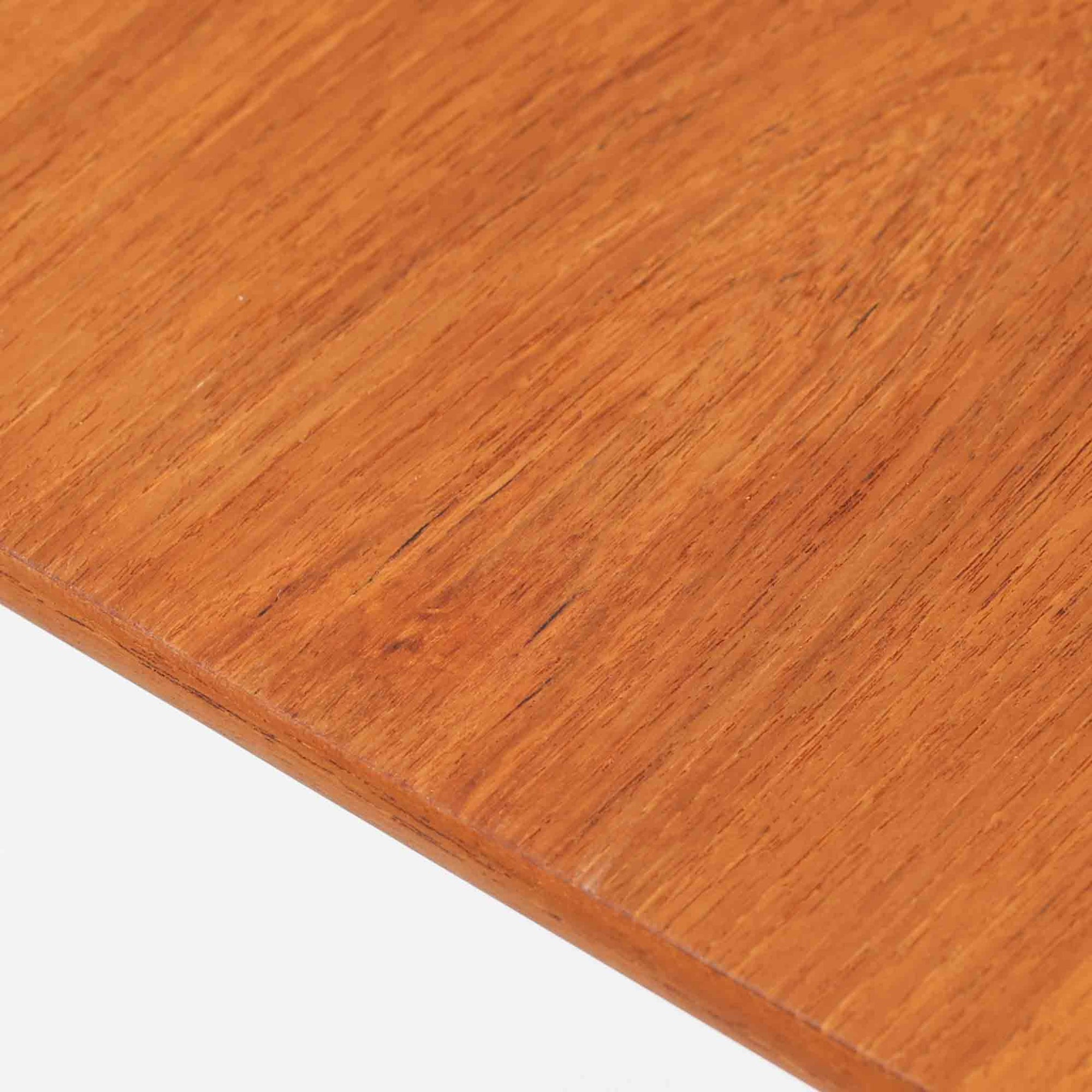 ハンス・J・ウェグナーが手がけ、Andreas Tuck社より製作されたAT33ソーイングテーブルは、天板を広げられる独創的な構造と実用性を兼ね備えた北欧ビンテージを代表する一台です。中央には引き出しと仕切り付き収納、下部にはラタンバスケットを備え、道具をすっきりと収められる設計が魅力。AT33は複数の素材構成で展開されたモデルですが、こちらは天板にチーク突板材、脚部にオーク無垢材を用いた仕様で、素材のコントラストと軽やかな佇まいが特徴です。異素材を巧みに組み合わせた構造と端正なプロポーションは、使うほどに職人技と経年変化の美しさを実感できます。