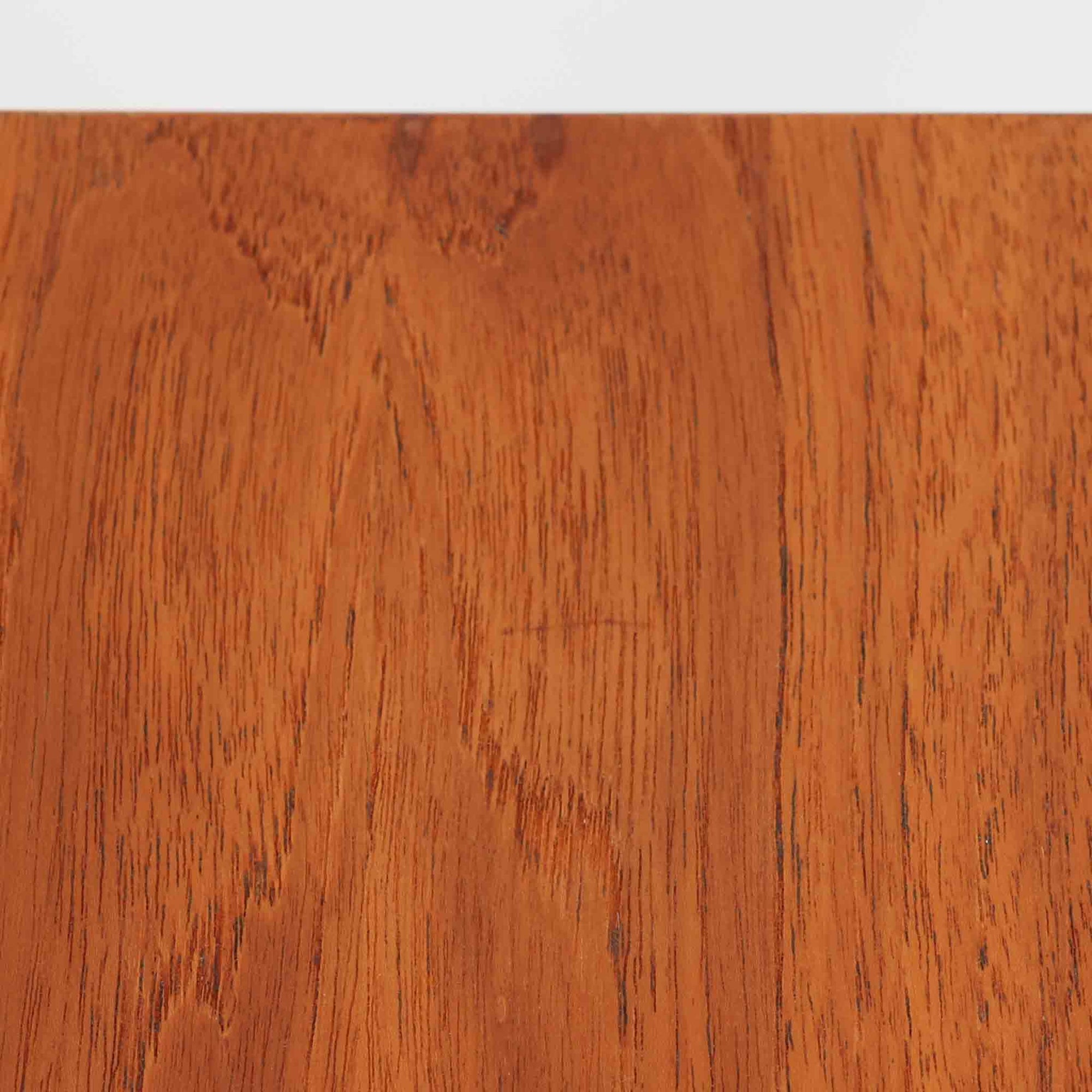 ハンス・J・ウェグナーが手がけ、Andreas Tuck社より製作されたAT33ソーイングテーブルは、天板を広げられる独創的な構造と実用性を兼ね備えた北欧ビンテージを代表する一台です。中央には引き出しと仕切り付き収納、下部にはラタンバスケットを備え、道具をすっきりと収められる設計が魅力。AT33は複数の素材構成で展開されたモデルですが、こちらは天板にチーク突板材、脚部にオーク無垢材を用いた仕様で、素材のコントラストと軽やかな佇まいが特徴です。異素材を巧みに組み合わせた構造と端正なプロポーションは、使うほどに職人技と経年変化の美しさを実感できます。