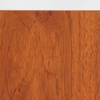 ハンス・J・ウェグナーが手がけ、Andreas Tuck社より製作されたAT33ソーイングテーブルは、天板を広げられる独創的な構造と実用性を兼ね備えた北欧ビンテージを代表する一台です。中央には引き出しと仕切り付き収納、下部にはラタンバスケットを備え、道具をすっきりと収められる設計が魅力。AT33は複数の素材構成で展開されたモデルですが、こちらは天板にチーク突板材、脚部にオーク無垢材を用いた仕様で、素材のコントラストと軽やかな佇まいが特徴です。異素材を巧みに組み合わせた構造と端正なプロポーションは、使うほどに職人技と経年変化の美しさを実感できます。