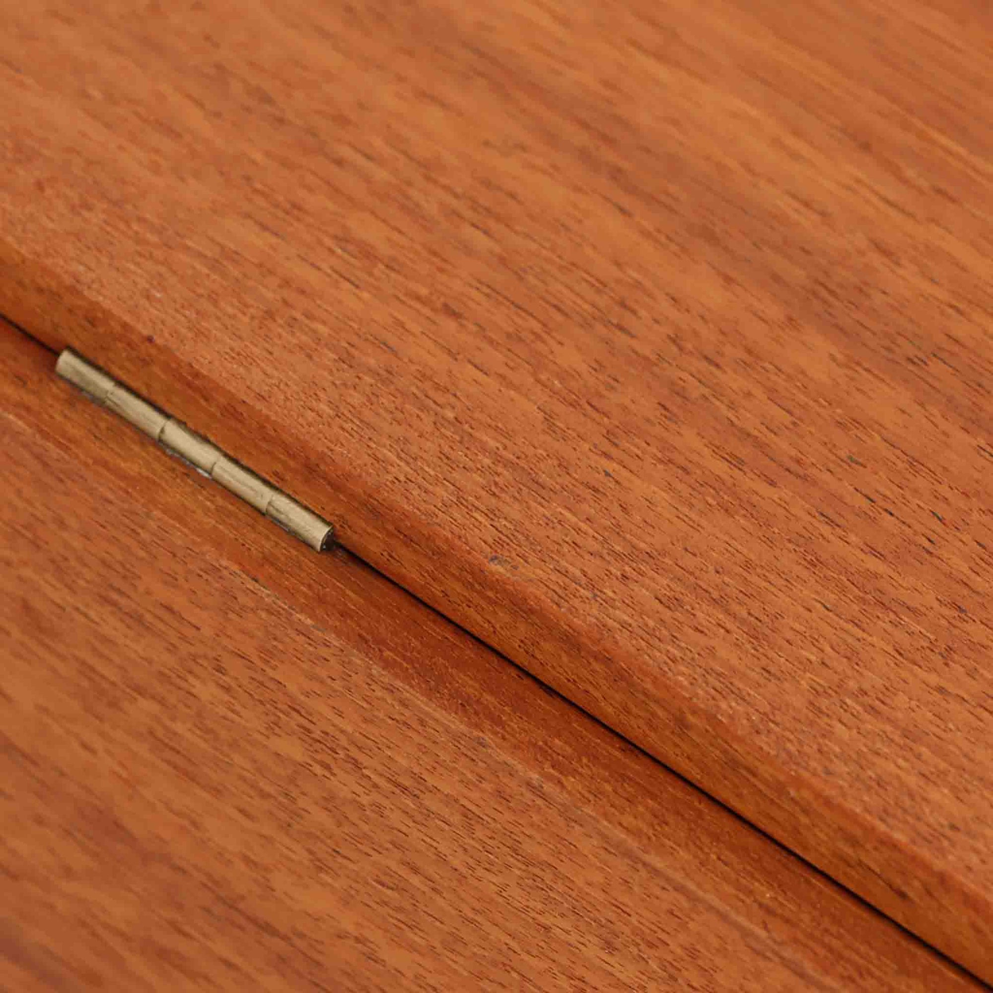 ハンス・J・ウェグナーが手がけ、Andreas Tuck社より製作されたAT33ソーイングテーブルは、天板を広げられる独創的な構造と実用性を兼ね備えた北欧ビンテージを代表する一台です。中央には引き出しと仕切り付き収納、下部にはラタンバスケットを備え、道具をすっきりと収められる設計が魅力。AT33は複数の素材構成で展開されたモデルですが、こちらは天板にチーク突板材、脚部にオーク無垢材を用いた仕様で、素材のコントラストと軽やかな佇まいが特徴です。異素材を巧みに組み合わせた構造と端正なプロポーションは、使うほどに職人技と経年変化の美しさを実感できます。