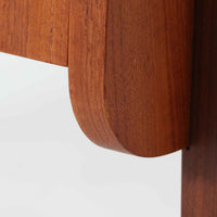 チーク材を用いた小ぶりなキャビネットは、直線を基調としつつ柔らかな丸みを持たせた側板と脚部のラインが印象的な北欧ビンテージ家具です。前板一枚で構成されたフラップ扉には掘り込み式の取っ手が設けられ、開閉時の所作も美しく、内部には実用的な収納棚を備えています。幅69cmと取り入れやすいサイズ感で、リビングや玄関、ベッドサイドの収納としても活躍し、経年により深みを増したチーク材の木目と職人技が静かな存在感を放つ一台です。