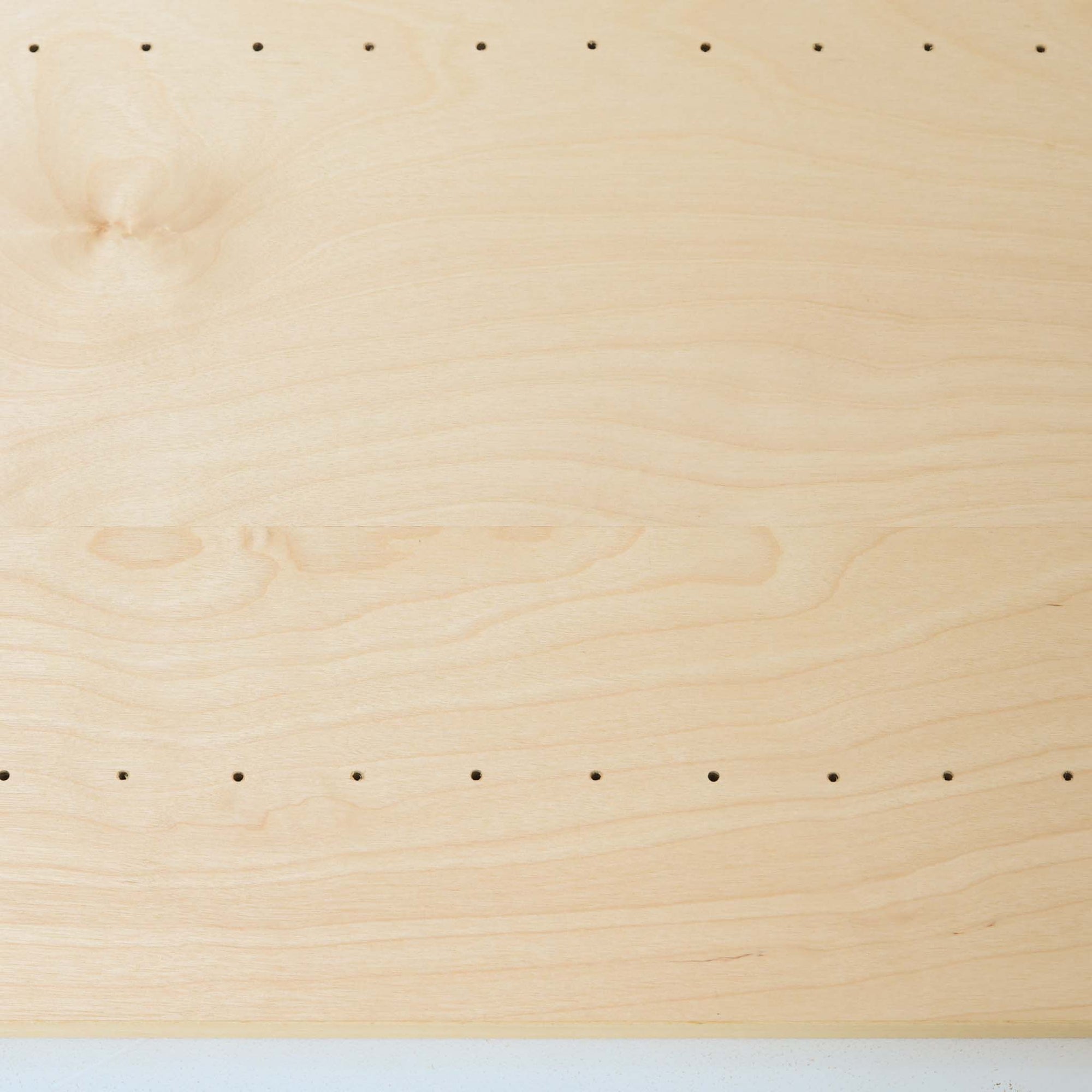 Poul Hundevadが手がけ、Hundevad &amp; Coより製作されたキャビネットです。オーク材の端正な木目を活かしたフラットな扉構成と、細身のテーパードレッグが北欧モダンらしい軽やかさを演出します。内部は可動棚と可動式の浅型トレイを備え、書類や食器、小物まで用途に応じた整理が可能。天板下の構造や金物の収まりにも丁寧な作りが感じられ、長年の使用で深みを増した素材感がビンテージならではの魅力として空間に静かな存在感を添えます。