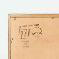 Poul Hundevadが手がけ、Hundevad & Coより製作されたキャビネットです。オーク材の端正な木目を活かしたフラットな扉構成と、細身のテーパードレッグが北欧モダンらしい軽やかさを演出します。内部は可動棚と可動式の浅型トレイを備え、書類や食器、小物まで用途に応じた整理が可能。天板下の構造や金物の収まりにも丁寧な作りが感じられ、長年の使用で深みを増した素材感がビンテージならではの魅力として空間に静かな存在感を添えます。