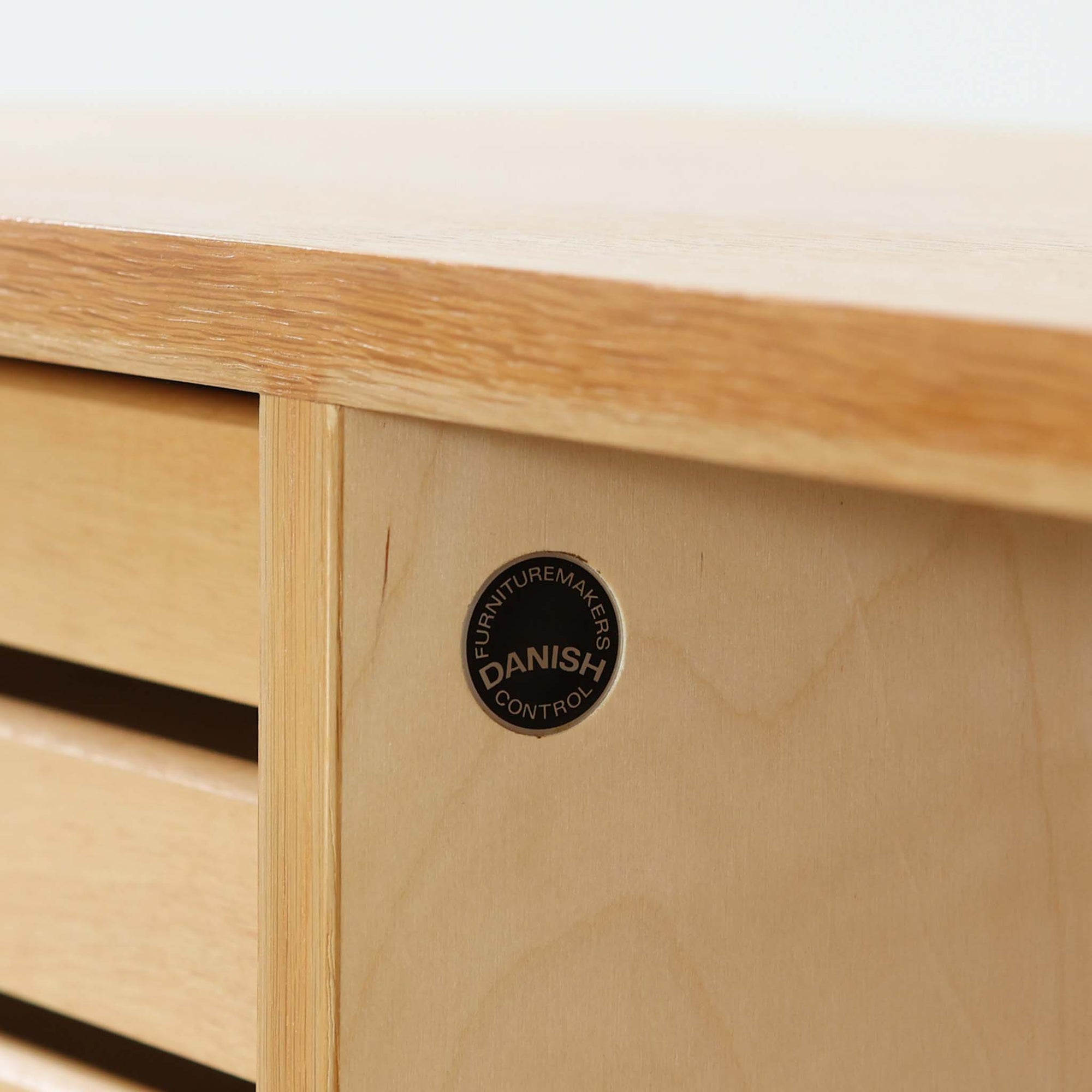 Poul Hundevadが手がけ、Hundevad &amp; Coより製作されたキャビネットです。オーク材の端正な木目を活かしたフラットな扉構成と、細身のテーパードレッグが北欧モダンらしい軽やかさを演出します。内部は可動棚と可動式の浅型トレイを備え、書類や食器、小物まで用途に応じた整理が可能。天板下の構造や金物の収まりにも丁寧な作りが感じられ、長年の使用で深みを増した素材感がビンテージならではの魅力として空間に静かな存在感を添えます。