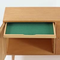 Poul Hundevadが手がけ、Hundevad & Coより製作されたキャビネットです。オーク材の端正な木目を活かしたフラットな扉構成と、細身のテーパードレッグが北欧モダンらしい軽やかさを演出します。内部は可動棚と可動式の浅型トレイを備え、書類や食器、小物まで用途に応じた整理が可能。天板下の構造や金物の収まりにも丁寧な作りが感じられ、長年の使用で深みを増した素材感がビンテージならではの魅力として空間に静かな存在感を添えます。