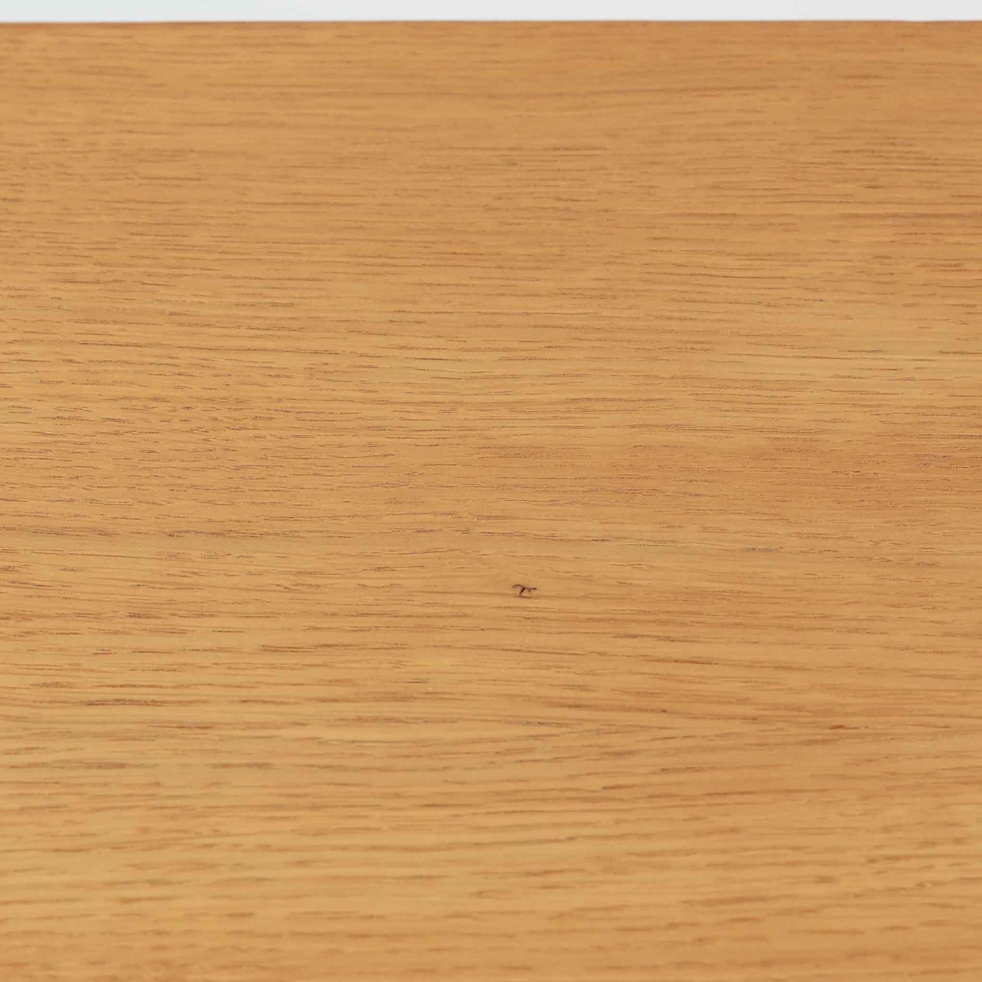 Poul Hundevadが手がけ、Hundevad &amp; Coより製作されたキャビネットです。オーク材の端正な木目を活かしたフラットな扉構成と、細身のテーパードレッグが北欧モダンらしい軽やかさを演出します。内部は可動棚と可動式の浅型トレイを備え、書類や食器、小物まで用途に応じた整理が可能。天板下の構造や金物の収まりにも丁寧な作りが感じられ、長年の使用で深みを増した素材感がビンテージならではの魅力として空間に静かな存在感を添えます。