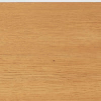 Poul Hundevadが手がけ、Hundevad & Coより製作されたキャビネットです。オーク材の端正な木目を活かしたフラットな扉構成と、細身のテーパードレッグが北欧モダンらしい軽やかさを演出します。内部は可動棚と可動式の浅型トレイを備え、書類や食器、小物まで用途に応じた整理が可能。天板下の構造や金物の収まりにも丁寧な作りが感じられ、長年の使用で深みを増した素材感がビンテージならではの魅力として空間に静かな存在感を添えます。