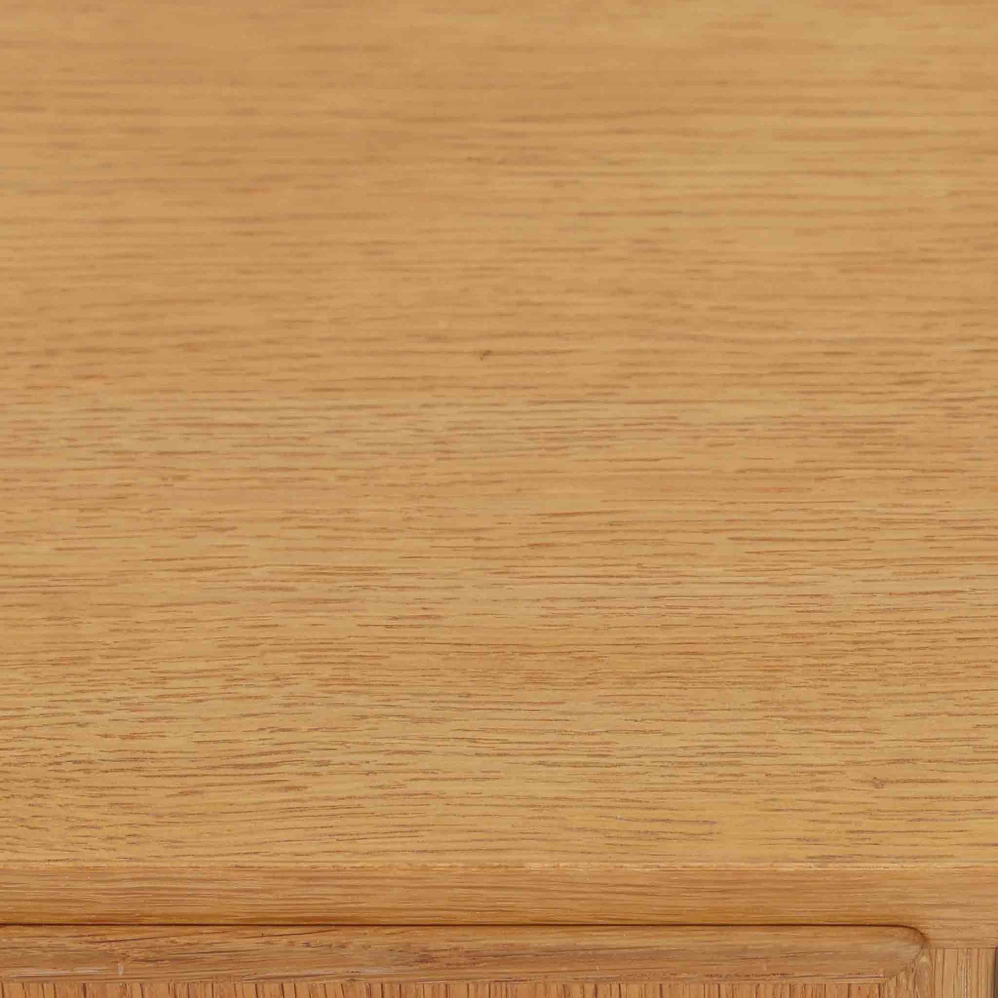 Poul Hundevadが手がけ、Hundevad &amp; Coより製作されたキャビネットです。オーク材の端正な木目を活かしたフラットな扉構成と、細身のテーパードレッグが北欧モダンらしい軽やかさを演出します。内部は可動棚と可動式の浅型トレイを備え、書類や食器、小物まで用途に応じた整理が可能。天板下の構造や金物の収まりにも丁寧な作りが感じられ、長年の使用で深みを増した素材感がビンテージならではの魅力として空間に静かな存在感を添えます。