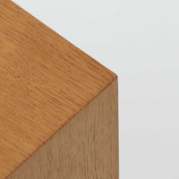 Poul Hundevadが手がけ、Hundevad & Coより製作されたキャビネットです。オーク材の端正な木目を活かしたフラットな扉構成と、細身のテーパードレッグが北欧モダンらしい軽やかさを演出します。内部は可動棚と可動式の浅型トレイを備え、書類や食器、小物まで用途に応じた整理が可能。天板下の構造や金物の収まりにも丁寧な作りが感じられ、長年の使用で深みを増した素材感がビンテージならではの魅力として空間に静かな存在感を添えます。