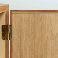 Poul Hundevadが手がけ、Hundevad & Coより製作されたキャビネットです。オーク材の端正な木目を活かしたフラットな扉構成と、細身のテーパードレッグが北欧モダンらしい軽やかさを演出します。内部は可動棚と可動式の浅型トレイを備え、書類や食器、小物まで用途に応じた整理が可能。天板下の構造や金物の収まりにも丁寧な作りが感じられ、長年の使用で深みを増した素材感がビンテージならではの魅力として空間に静かな存在感を添えます。