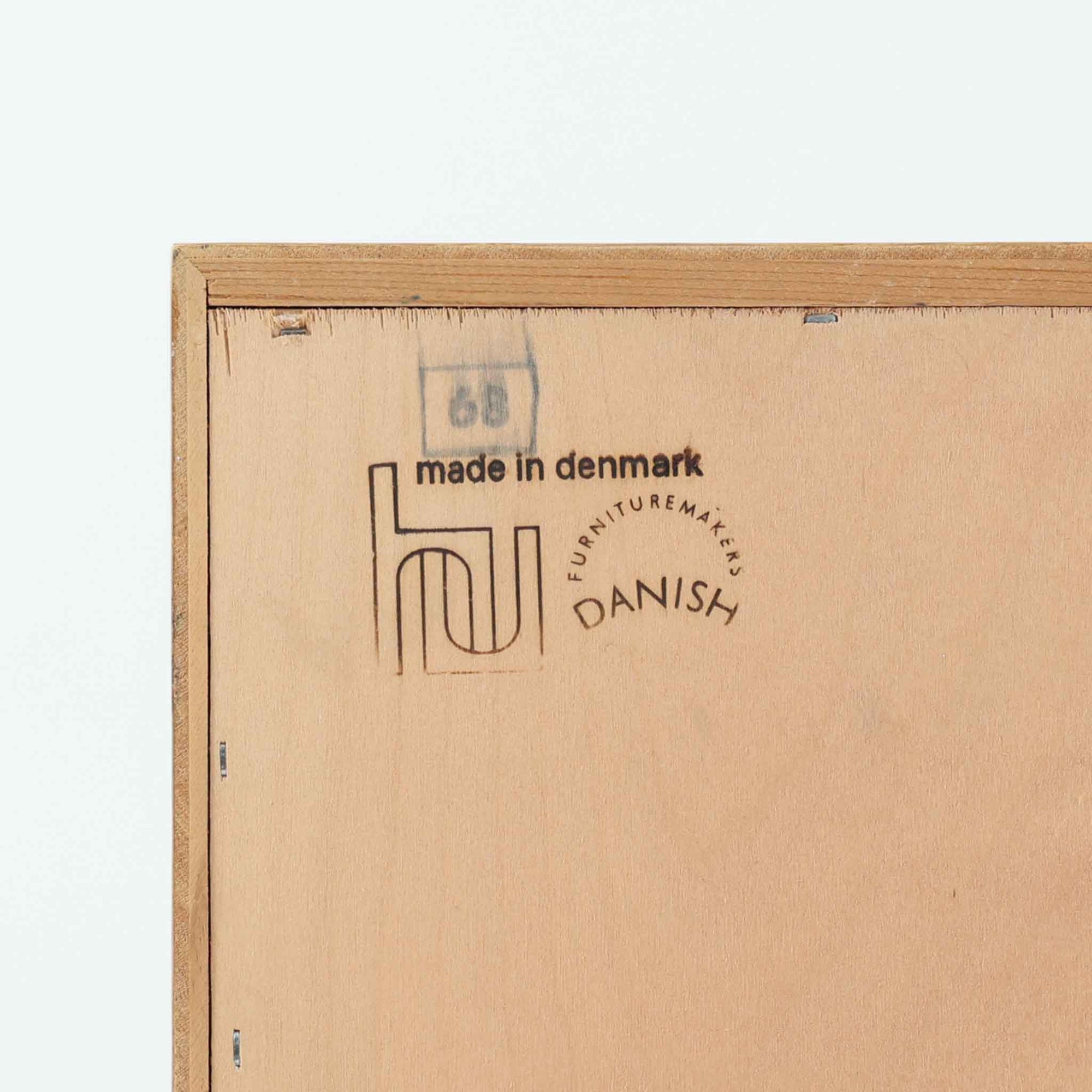 Poul Hundevadが手がけ、Hundevad &amp; Coより製作されたキャビネットです。オーク材の端正な木目を活かしたフラットな扉構成と、細身のテーパードレッグが北欧モダンらしい軽やかさを演出します。内部は可動棚と可動式の浅型トレイを備え、書類や食器、小物まで用途に応じた整理が可能。天板下の構造や金物の収まりにも丁寧な作りが感じられ、長年の使用で深みを増した素材感がビンテージならではの魅力として空間に静かな存在感を添えます。