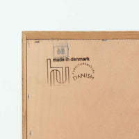 Poul Hundevadが手がけ、Hundevad & Coより製作されたキャビネットです。オーク材の端正な木目を活かしたフラットな扉構成と、細身のテーパードレッグが北欧モダンらしい軽やかさを演出します。内部は可動棚と可動式の浅型トレイを備え、書類や食器、小物まで用途に応じた整理が可能。天板下の構造や金物の収まりにも丁寧な作りが感じられ、長年の使用で深みを増した素材感がビンテージならではの魅力として空間に静かな存在感を添えます。