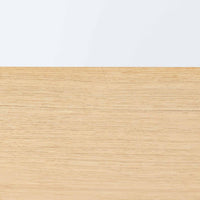 Poul Hundevadが手がけ、Hundevad & Coより製作されたキャビネットです。オーク材の端正な木目を活かしたフラットな扉構成と、細身のテーパードレッグが北欧モダンらしい軽やかさを演出します。内部は可動棚と可動式の浅型トレイを備え、書類や食器、小物まで用途に応じた整理が可能。天板下の構造や金物の収まりにも丁寧な作りが感じられ、長年の使用で深みを増した素材感がビンテージならではの魅力として空間に静かな存在感を添えます。