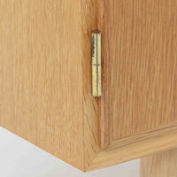 Poul Hundevadが手がけ、Hundevad & Coより製作されたキャビネットです。オーク材の端正な木目を活かしたフラットな扉構成と、細身のテーパードレッグが北欧モダンらしい軽やかさを演出します。内部は可動棚と可動式の浅型トレイを備え、書類や食器、小物まで用途に応じた整理が可能。天板下の構造や金物の収まりにも丁寧な作りが感じられ、長年の使用で深みを増した素材感がビンテージならではの魅力として空間に静かな存在感を添えます。