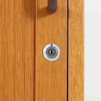 デンマーク製のボードです。温かみのあるオーク材を使用し、滑らかに開閉する蛇腹扉が特徴的な一台。内部は可動棚付きで収納力があり、食器や書類、日用品などをすっきりと収められます。丸みを帯びた脚部が軽やかな印象を与え、幅116cmの程よいサイズ感はリビングやダイニング、書斎にも取り入れやすい設計です。経年により深みを増した木目と丁寧なつくりから、北欧ビンテージならではの質実剛健な魅力が感じられる逸品です。