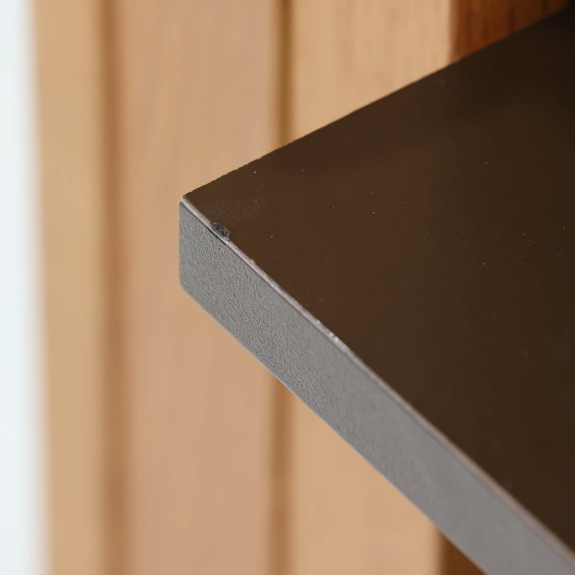 デンマーク製のボードです。温かみのあるオーク材を使用し、滑らかに開閉する蛇腹扉が特徴的な一台。内部は可動棚付きで収納力があり、食器や書類、日用品などをすっきりと収められます。丸みを帯びた脚部が軽やかな印象を与え、幅116cmの程よいサイズ感はリビングやダイニング、書斎にも取り入れやすい設計です。経年により深みを増した木目と丁寧なつくりから、北欧ビンテージならではの質実剛健な魅力が感じられる逸品です。