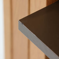 デンマーク製のボードです。温かみのあるオーク材を使用し、滑らかに開閉する蛇腹扉が特徴的な一台。内部は可動棚付きで収納力があり、食器や書類、日用品などをすっきりと収められます。丸みを帯びた脚部が軽やかな印象を与え、幅116cmの程よいサイズ感はリビングやダイニング、書斎にも取り入れやすい設計です。経年により深みを増した木目と丁寧なつくりから、北欧ビンテージならではの質実剛健な魅力が感じられる逸品です。