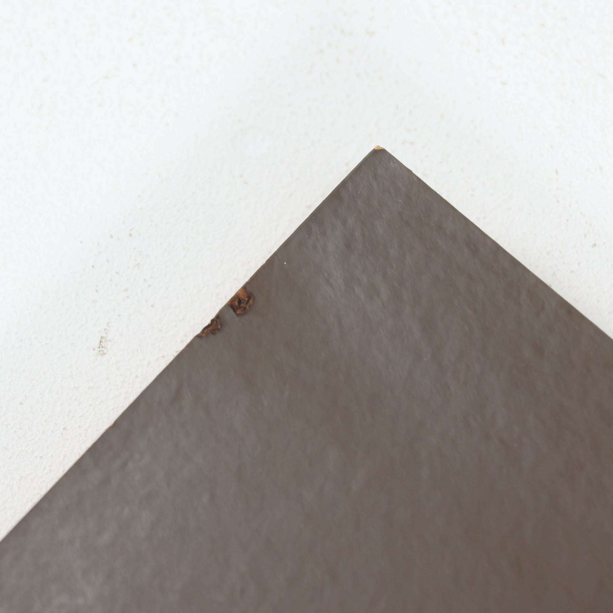 デンマーク製のボードです。温かみのあるオーク材を使用し、滑らかに開閉する蛇腹扉が特徴的な一台。内部は可動棚付きで収納力があり、食器や書類、日用品などをすっきりと収められます。丸みを帯びた脚部が軽やかな印象を与え、幅116cmの程よいサイズ感はリビングやダイニング、書斎にも取り入れやすい設計です。経年により深みを増した木目と丁寧なつくりから、北欧ビンテージならではの質実剛健な魅力が感じられる逸品です。