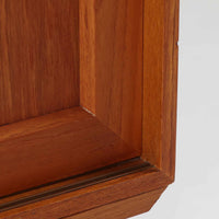 デンマーク製のこちらのローボードは、温かみあるチーク材を用いた端正な佇まいが魅力で、枠組みに厚みをもたせたスライド扉や細身のテーパー脚など、北欧ビンテージらしい上質な意匠が随所に感じられる一台です。内部は左右で棚構成が異なり、日用品から書類、メディア類まで整理しやすく、テレビボードやサイドキャビネットとしても活躍します。経年により深みを増した木肌の美しさと、シンプルながら丁寧に仕上げられた職人技が空間に落ち着きと温もりを添えるビンテージ家具です。