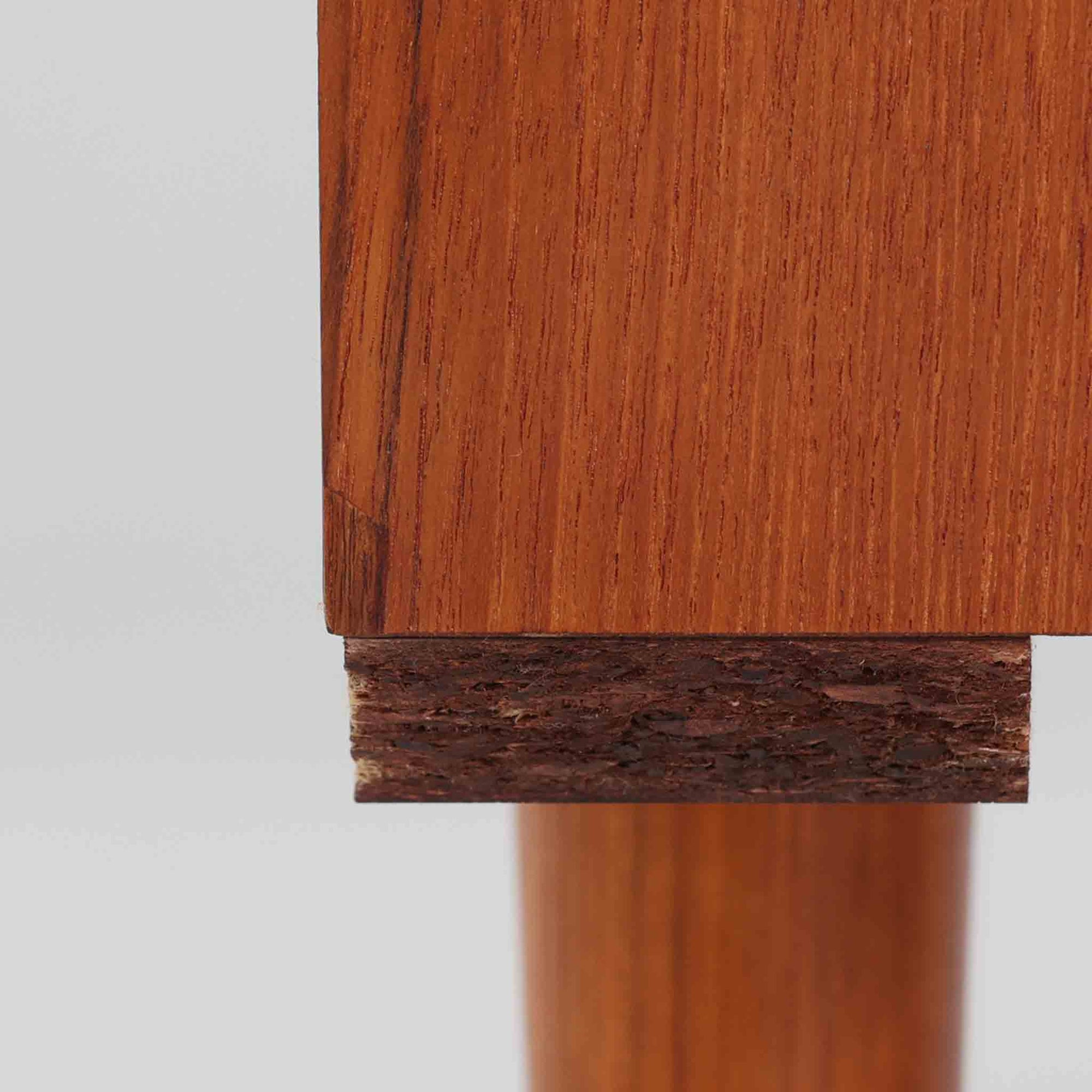 デンマーク製のこちらのローボードは、温かみあるチーク材を用いた端正な佇まいが魅力で、枠組みに厚みをもたせたスライド扉や細身のテーパー脚など、北欧ビンテージらしい上質な意匠が随所に感じられる一台です。内部は左右で棚構成が異なり、日用品から書類、メディア類まで整理しやすく、テレビボードやサイドキャビネットとしても活躍します。経年により深みを増した木肌の美しさと、シンプルながら丁寧に仕上げられた職人技が空間に落ち着きと温もりを添えるビンテージ家具です。