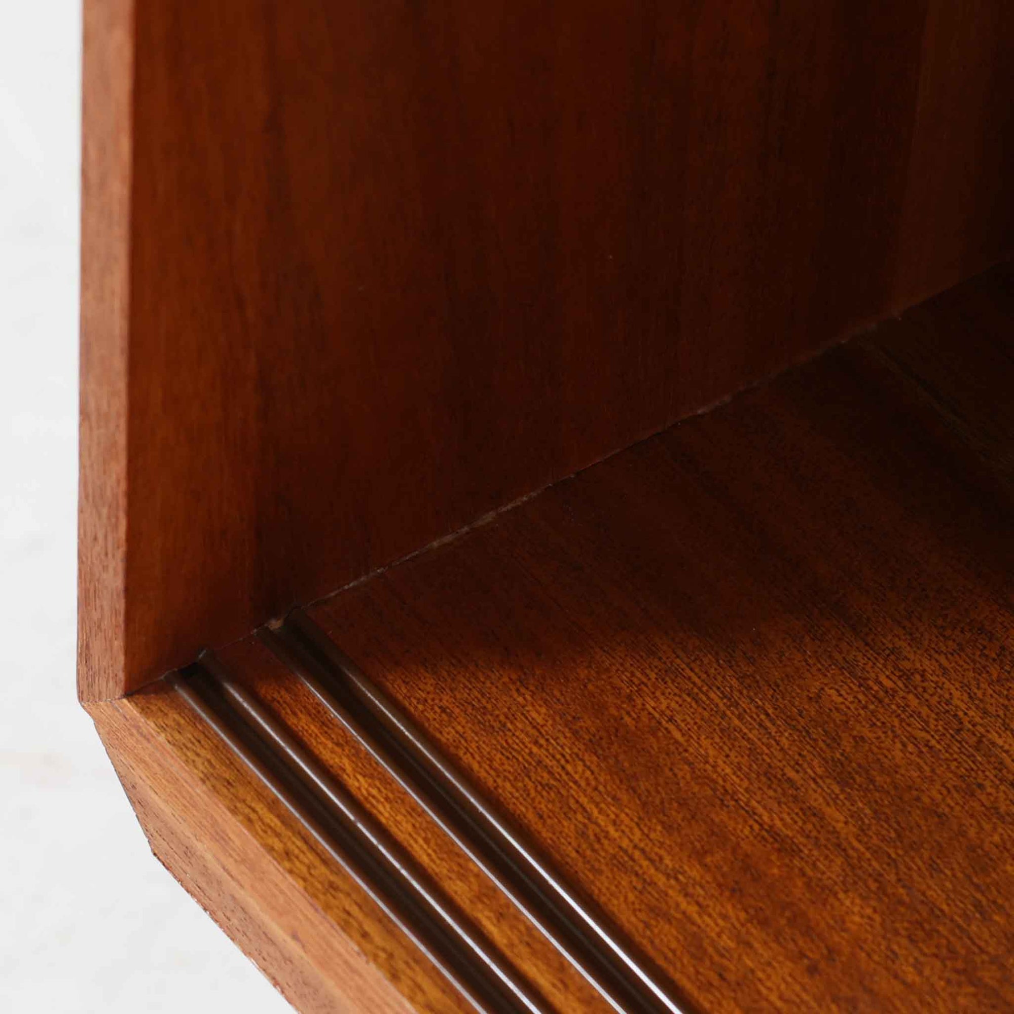 デンマーク製のこちらのローボードは、温かみあるチーク材を用いた端正な佇まいが魅力で、枠組みに厚みをもたせたスライド扉や細身のテーパー脚など、北欧ビンテージらしい上質な意匠が随所に感じられる一台です。内部は左右で棚構成が異なり、日用品から書類、メディア類まで整理しやすく、テレビボードやサイドキャビネットとしても活躍します。経年により深みを増した木肌の美しさと、シンプルながら丁寧に仕上げられた職人技が空間に落ち着きと温もりを添えるビンテージ家具です。