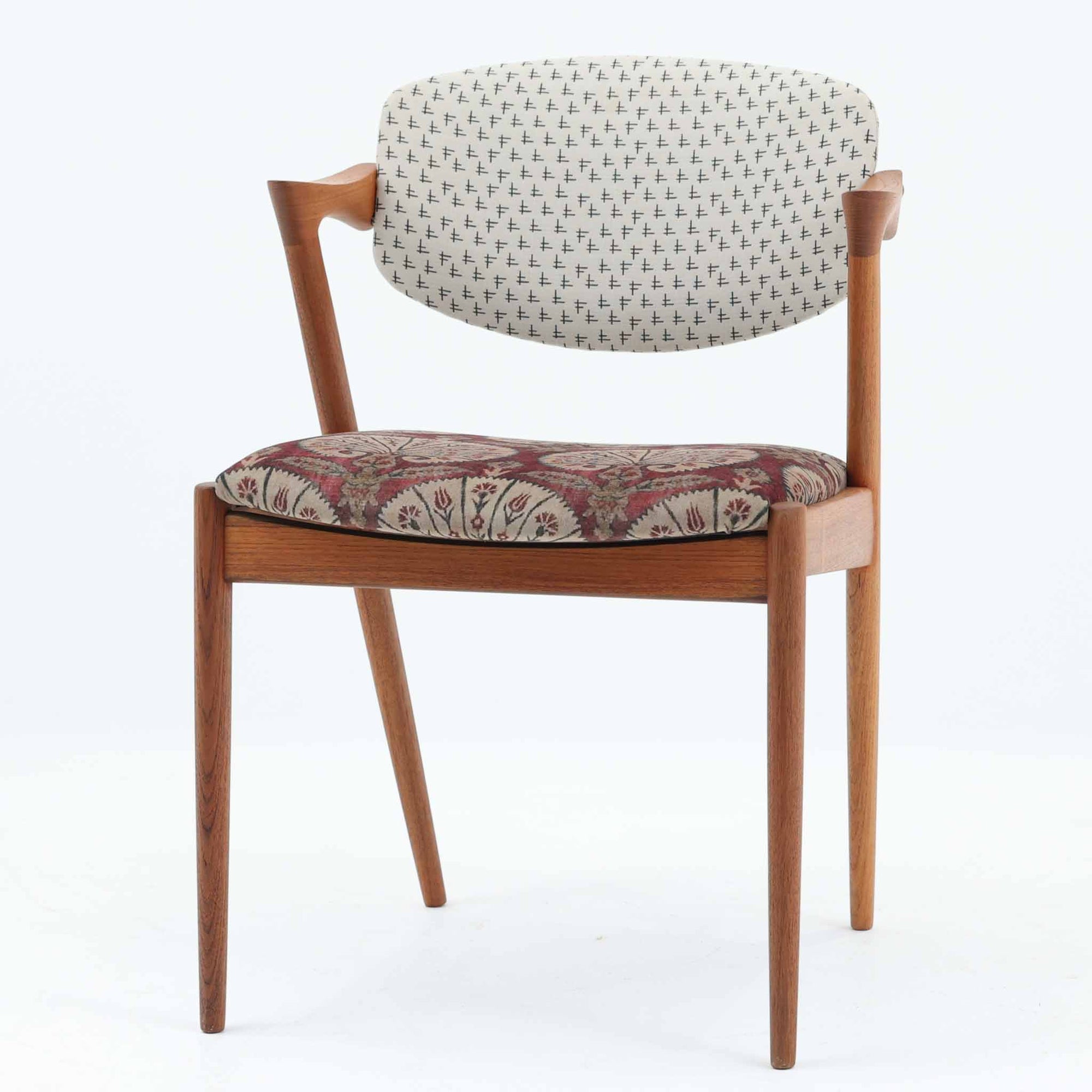 北欧より買い付けました。ハーフアームが特徴的なKai KristiansenデザインのNo42チェアは、デスクやダイニングテーブルに綺麗に収納する事が出来ます。現在復刻品が出ておりますが、チーク材フレームは復刻されておらず、希少な商品です。座面と背もたれは、内部のウレタンを厚みのある物に交換後、新しい生地で張替えておりますので快適な座り心地です。