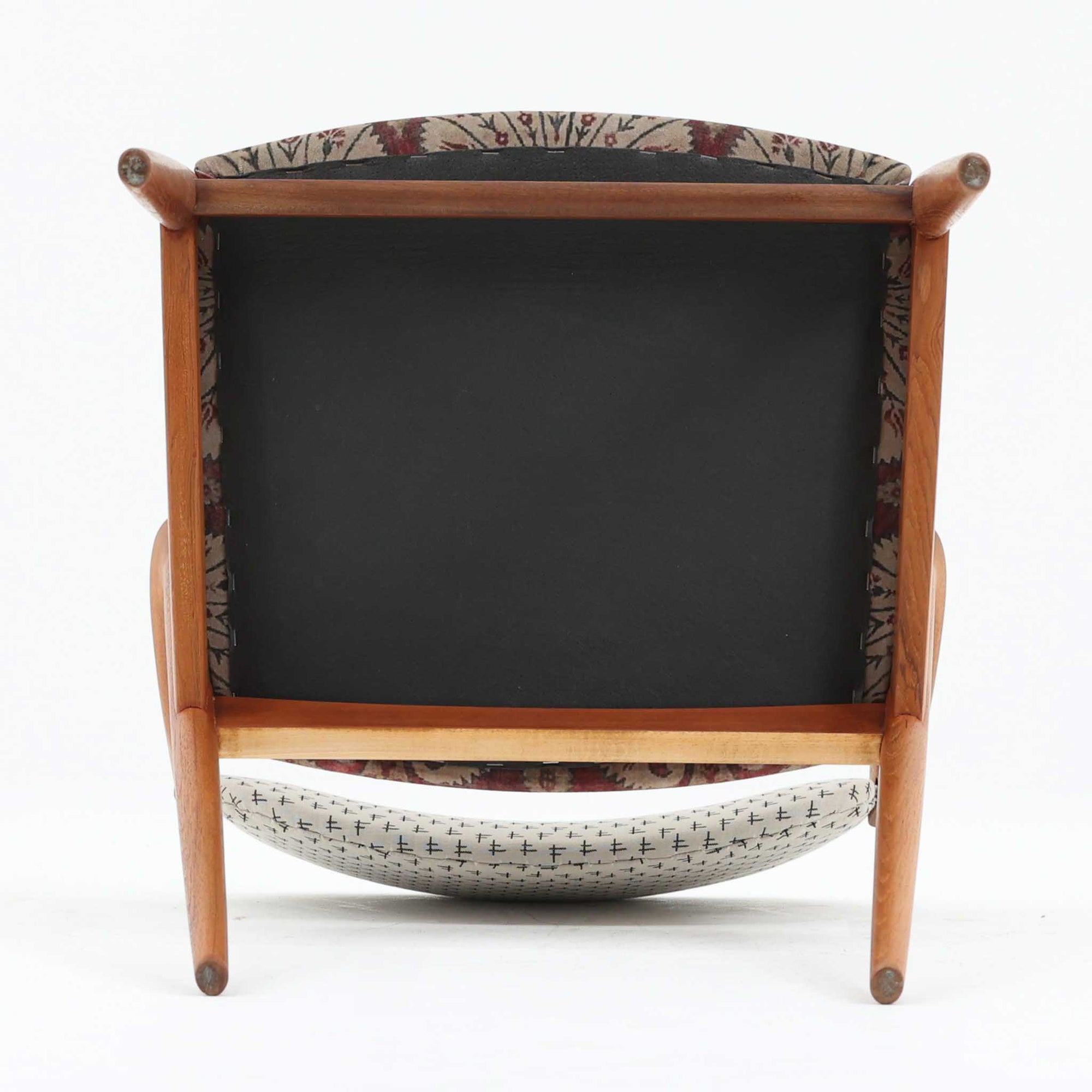 北欧より買い付けました。ハーフアームが特徴的なKai KristiansenデザインのNo42チェアは、デスクやダイニングテーブルに綺麗に収納する事が出来ます。現在復刻品が出ておりますが、チーク材フレームは復刻されておらず、希少な商品です。座面と背もたれは、内部のウレタンを厚みのある物に交換後、新しい生地で張替えておりますので快適な座り心地です。