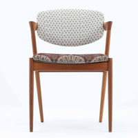 北欧より買い付けました。ハーフアームが特徴的なKai KristiansenデザインのNo42チェアは、デスクやダイニングテーブルに綺麗に収納する事が出来ます。現在復刻品が出ておりますが、チーク材フレームは復刻されておらず、希少な商品です。座面と背もたれは、内部のウレタンを厚みのある物に交換後、新しい生地で張替えておりますので快適な座り心地です。