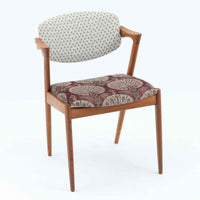 北欧より買い付けました。ハーフアームが特徴的なKai KristiansenデザインのNo42チェアは、デスクやダイニングテーブルに綺麗に収納する事が出来ます。現在復刻品が出ておりますが、チーク材フレームは復刻されておらず、希少な商品です。座面と背もたれは、内部のウレタンを厚みのある物に交換後、新しい生地で張替えておりますので快適な座り心地です。