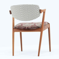 北欧より買い付けました。ハーフアームが特徴的なKai KristiansenデザインのNo42チェアは、デスクやダイニングテーブルに綺麗に収納する事が出来ます。現在復刻品が出ておりますが、チーク材フレームは復刻されておらず、希少な商品です。座面と背もたれは、内部のウレタンを厚みのある物に交換後、新しい生地で張替えておりますので快適な座り心地です。