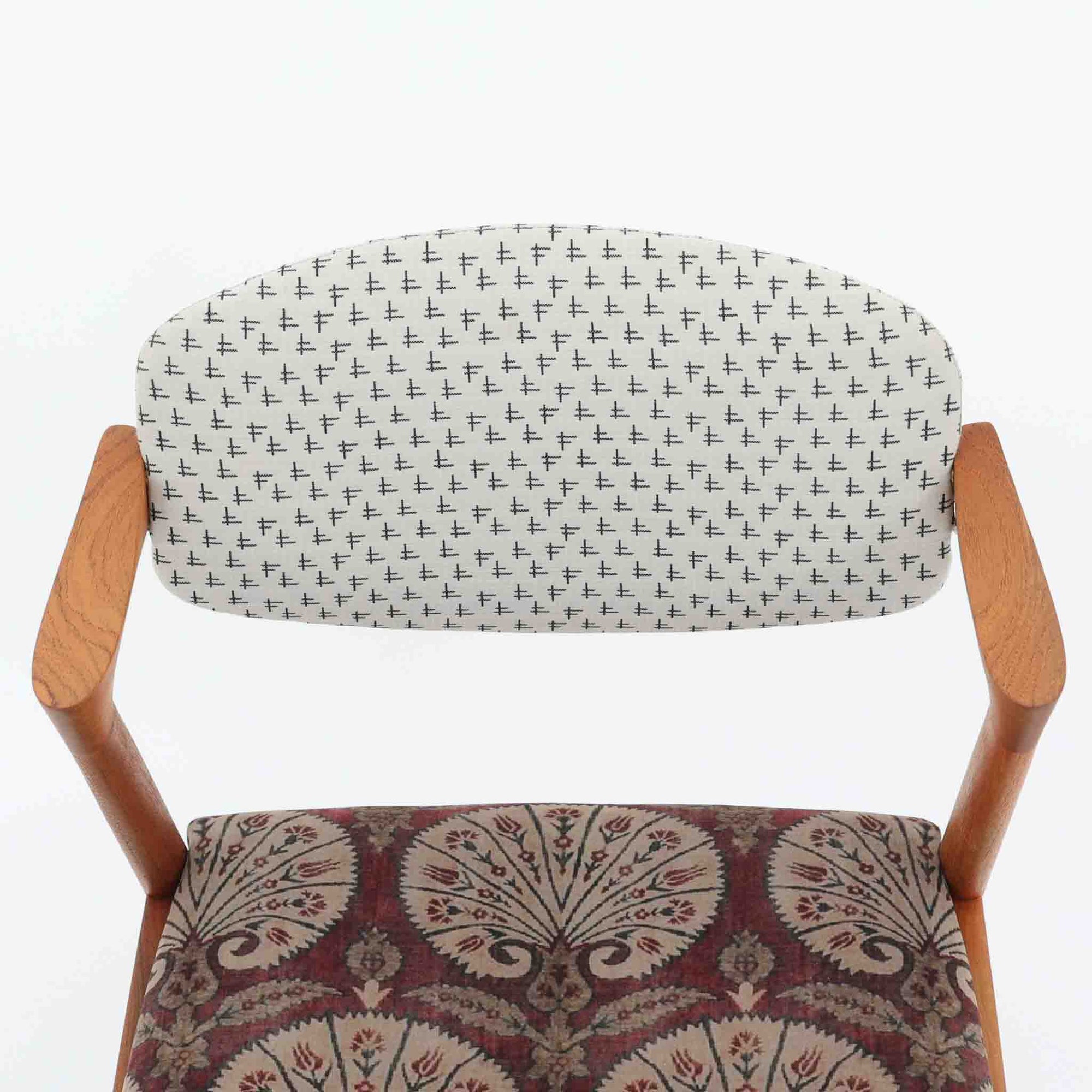 北欧より買い付けました。ハーフアームが特徴的なKai KristiansenデザインのNo42チェアは、デスクやダイニングテーブルに綺麗に収納する事が出来ます。現在復刻品が出ておりますが、チーク材フレームは復刻されておらず、希少な商品です。座面と背もたれは、内部のウレタンを厚みのある物に交換後、新しい生地で張替えておりますので快適な座り心地です。