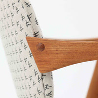 北欧より買い付けました。ハーフアームが特徴的なKai KristiansenデザインのNo42チェアは、デスクやダイニングテーブルに綺麗に収納する事が出来ます。現在復刻品が出ておりますが、チーク材フレームは復刻されておらず、希少な商品です。座面と背もたれは、内部のウレタンを厚みのある物に交換後、新しい生地で張替えておりますので快適な座り心地です。