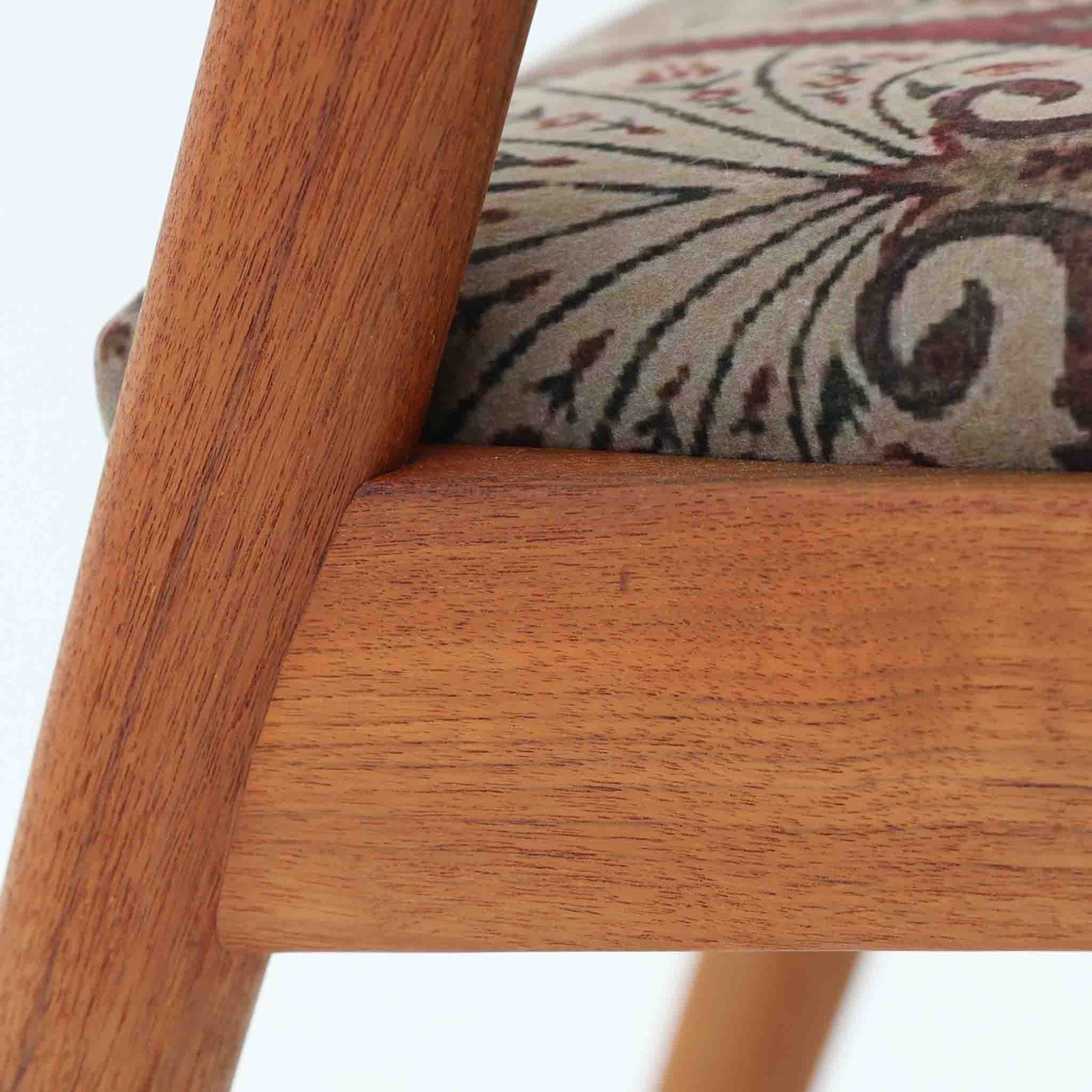 北欧より買い付けました。ハーフアームが特徴的なKai KristiansenデザインのNo42チェアは、デスクやダイニングテーブルに綺麗に収納する事が出来ます。現在復刻品が出ておりますが、チーク材フレームは復刻されておらず、希少な商品です。座面と背もたれは、内部のウレタンを厚みのある物に交換後、新しい生地で張替えておりますので快適な座り心地です。