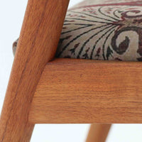 北欧より買い付けました。ハーフアームが特徴的なKai KristiansenデザインのNo42チェアは、デスクやダイニングテーブルに綺麗に収納する事が出来ます。現在復刻品が出ておりますが、チーク材フレームは復刻されておらず、希少な商品です。座面と背もたれは、内部のウレタンを厚みのある物に交換後、新しい生地で張替えておりますので快適な座り心地です。