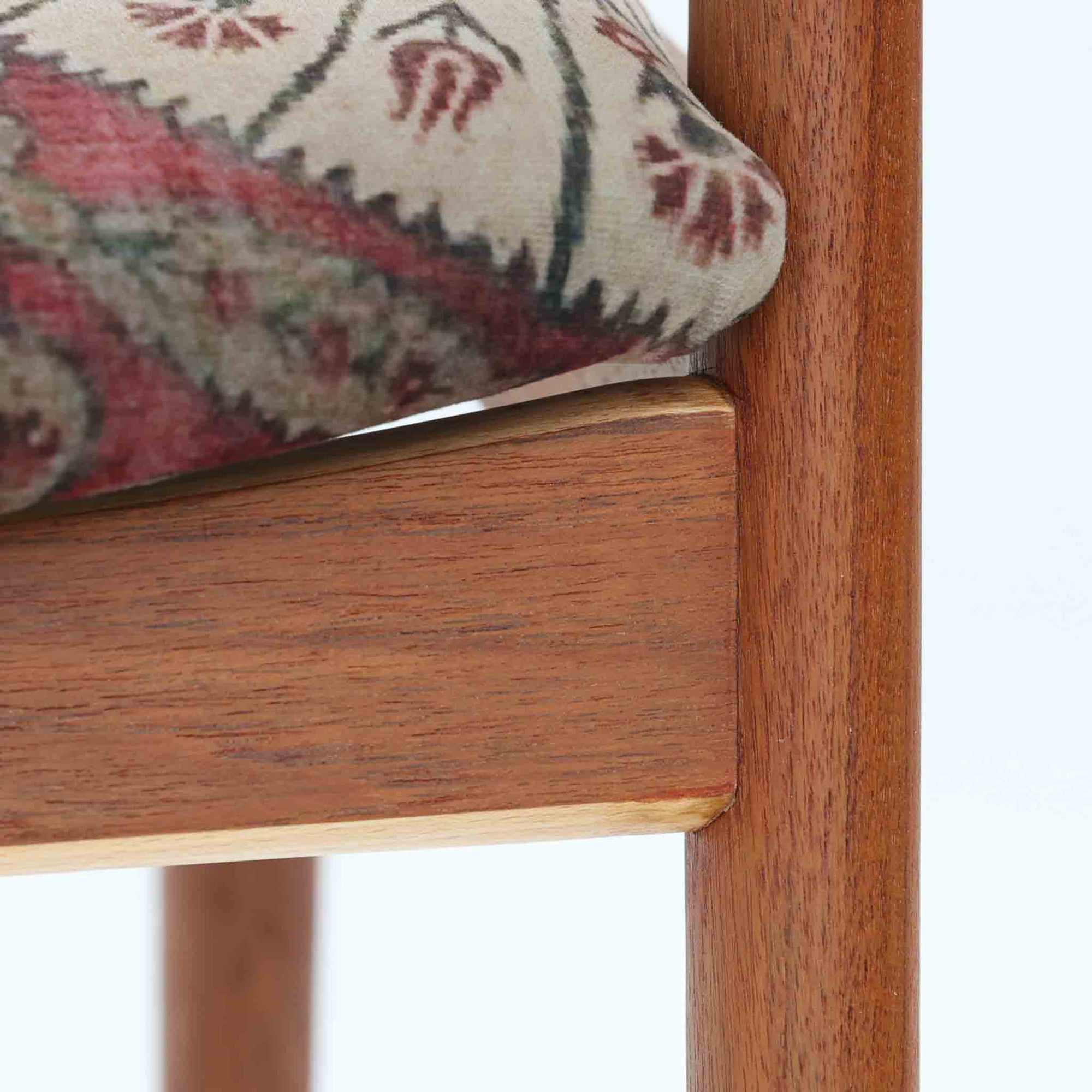 北欧より買い付けました。ハーフアームが特徴的なKai KristiansenデザインのNo42チェアは、デスクやダイニングテーブルに綺麗に収納する事が出来ます。現在復刻品が出ておりますが、チーク材フレームは復刻されておらず、希少な商品です。座面と背もたれは、内部のウレタンを厚みのある物に交換後、新しい生地で張替えておりますので快適な座り心地です。