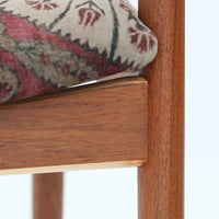 北欧より買い付けました。ハーフアームが特徴的なKai KristiansenデザインのNo42チェアは、デスクやダイニングテーブルに綺麗に収納する事が出来ます。現在復刻品が出ておりますが、チーク材フレームは復刻されておらず、希少な商品です。座面と背もたれは、内部のウレタンを厚みのある物に交換後、新しい生地で張替えておりますので快適な座り心地です。