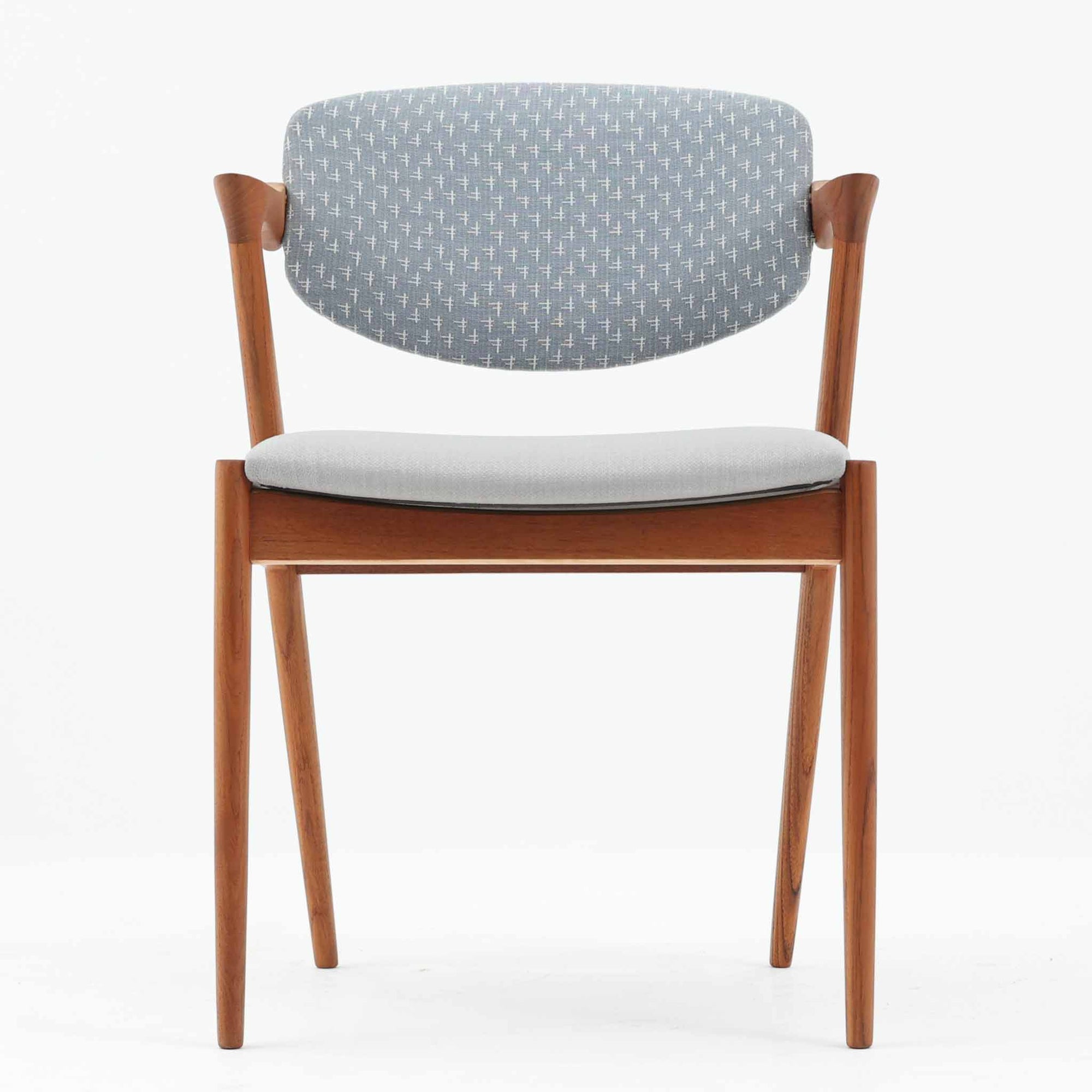 北欧より買い付けました。ハーフアームが特徴的なKai KristiansenデザインのNo42チェアは、デスクやダイニングテーブルに綺麗に収納する事が出来ます。現在復刻品が出ておりますが、チーク材フレームは復刻されておらず、希少な商品です。座面と背もたれは、内部のウレタンを厚みのある物に交換後、新しい生地で張替えておりますので快適な座り心地です。