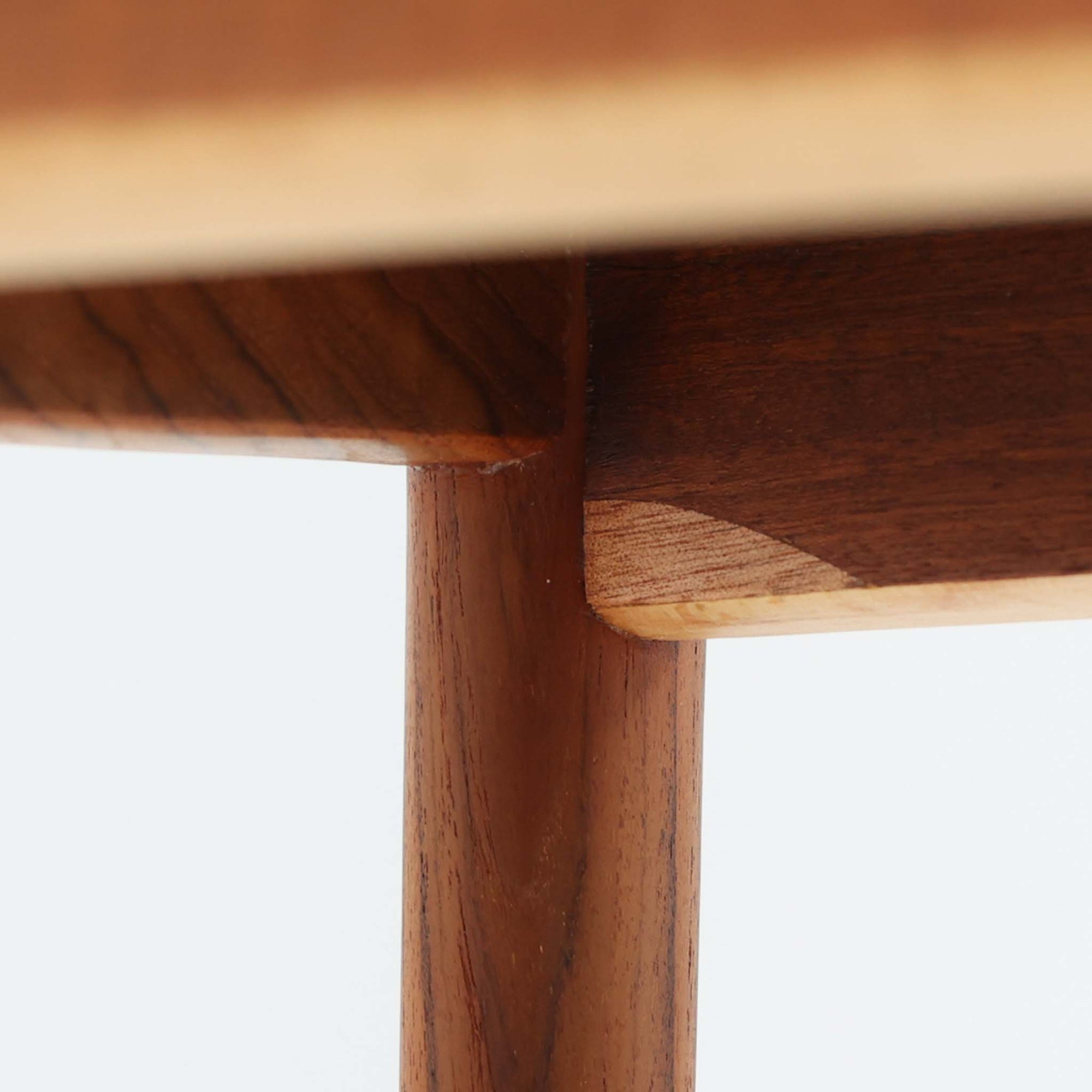 北欧より買い付けました。ハーフアームが特徴的なKai KristiansenデザインのNo42チェアは、デスクやダイニングテーブルに綺麗に収納する事が出来ます。現在復刻品が出ておりますが、チーク材フレームは復刻されておらず、希少な商品です。座面と背もたれは、内部のウレタンを厚みのある物に交換後、新しい生地で張替えておりますので快適な座り心地です。