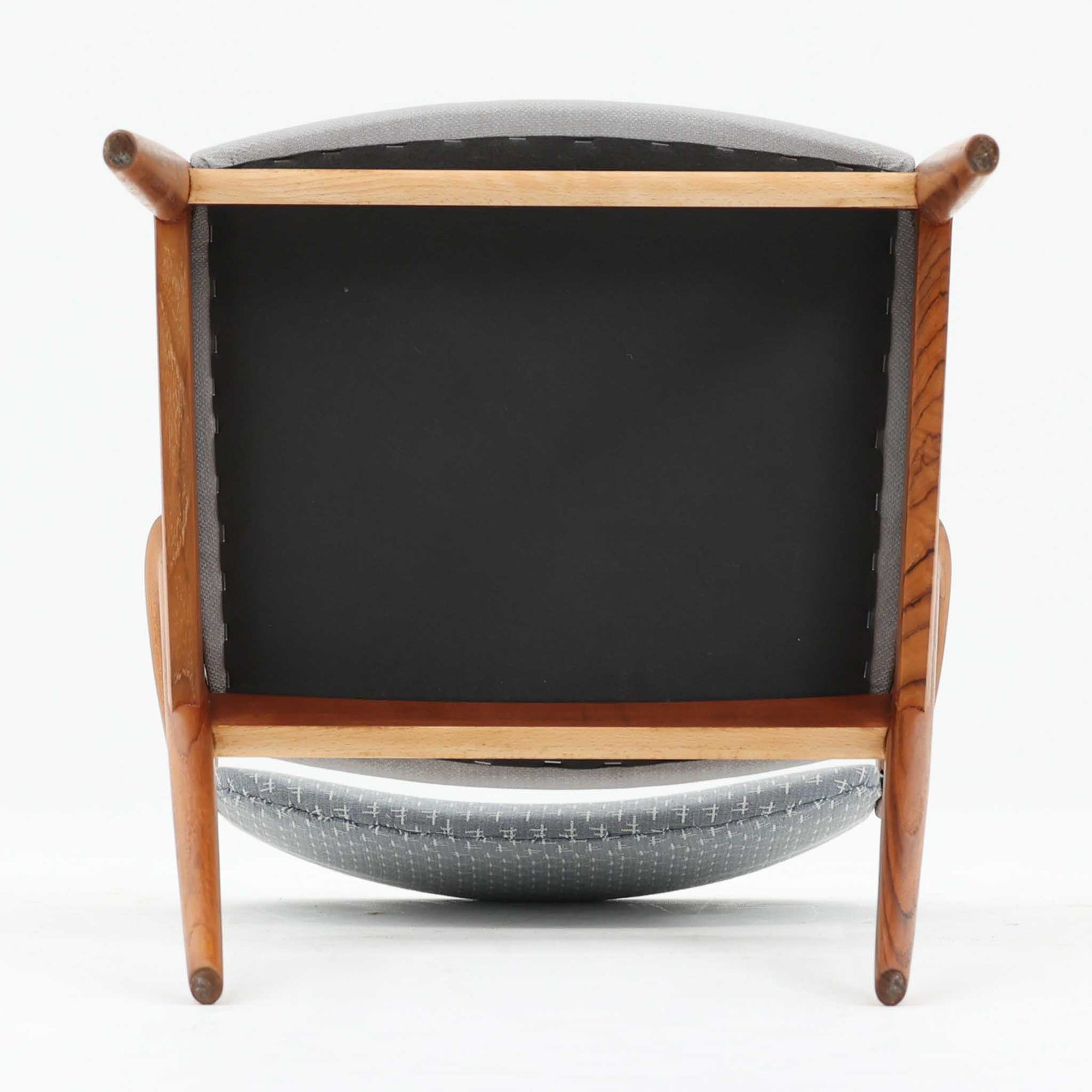 北欧より買い付けました。ハーフアームが特徴的なKai KristiansenデザインのNo42チェアは、デスクやダイニングテーブルに綺麗に収納する事が出来ます。現在復刻品が出ておりますが、チーク材フレームは復刻されておらず、希少な商品です。座面と背もたれは、内部のウレタンを厚みのある物に交換後、新しい生地で張替えておりますので快適な座り心地です。