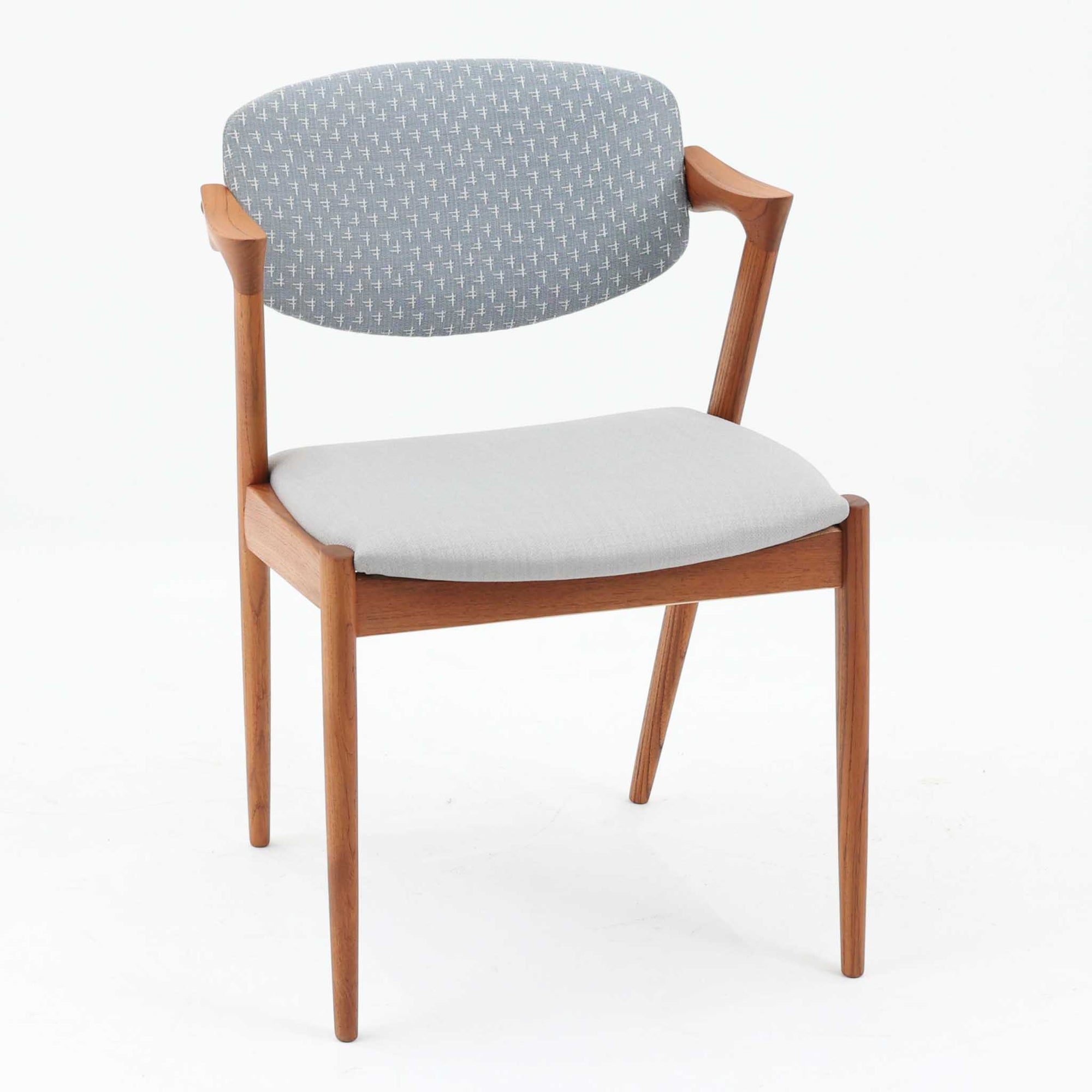 北欧より買い付けました。ハーフアームが特徴的なKai KristiansenデザインのNo42チェアは、デスクやダイニングテーブルに綺麗に収納する事が出来ます。現在復刻品が出ておりますが、チーク材フレームは復刻されておらず、希少な商品です。座面と背もたれは、内部のウレタンを厚みのある物に交換後、新しい生地で張替えておりますので快適な座り心地です。