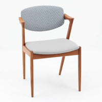 北欧より買い付けました。ハーフアームが特徴的なKai KristiansenデザインのNo42チェアは、デスクやダイニングテーブルに綺麗に収納する事が出来ます。現在復刻品が出ておりますが、チーク材フレームは復刻されておらず、希少な商品です。座面と背もたれは、内部のウレタンを厚みのある物に交換後、新しい生地で張替えておりますので快適な座り心地です。