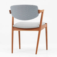 北欧より買い付けました。ハーフアームが特徴的なKai KristiansenデザインのNo42チェアは、デスクやダイニングテーブルに綺麗に収納する事が出来ます。現在復刻品が出ておりますが、チーク材フレームは復刻されておらず、希少な商品です。座面と背もたれは、内部のウレタンを厚みのある物に交換後、新しい生地で張替えておりますので快適な座り心地です。